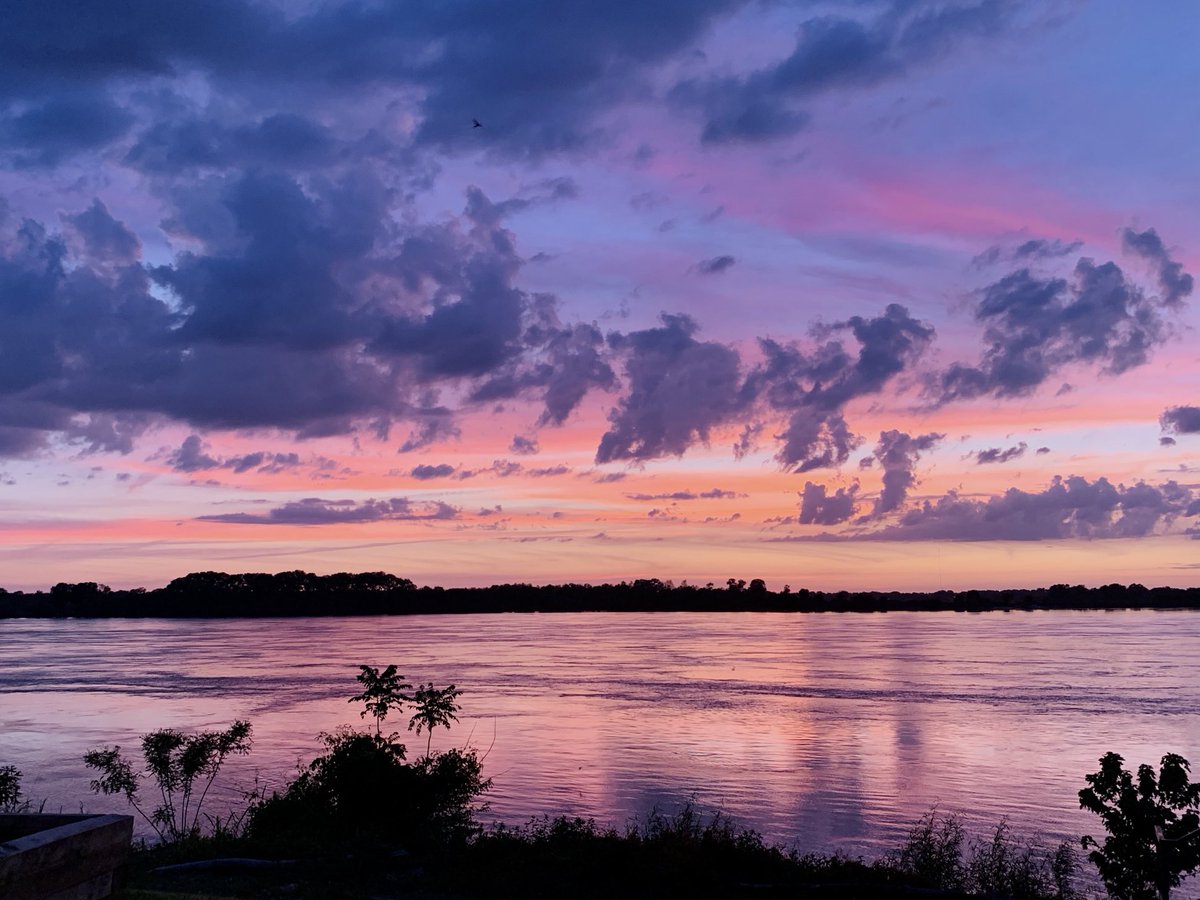 liz_july4th's tweet photo. How about another #sunset photo? #Memphis #MississippiRiver #Spring2020 https://t.co/rPbSRlbCXZ