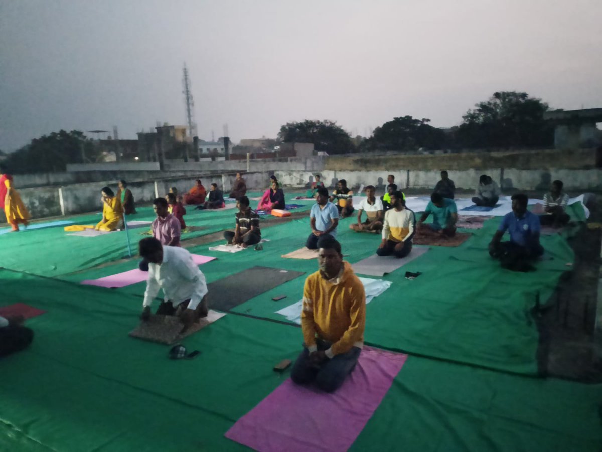 MedaKumaraswamy's tweet photo. #yogamaya karnataka abhiyan. Today started yoga shibir at APMC Manvi. https://t.co/a5YgQlW665