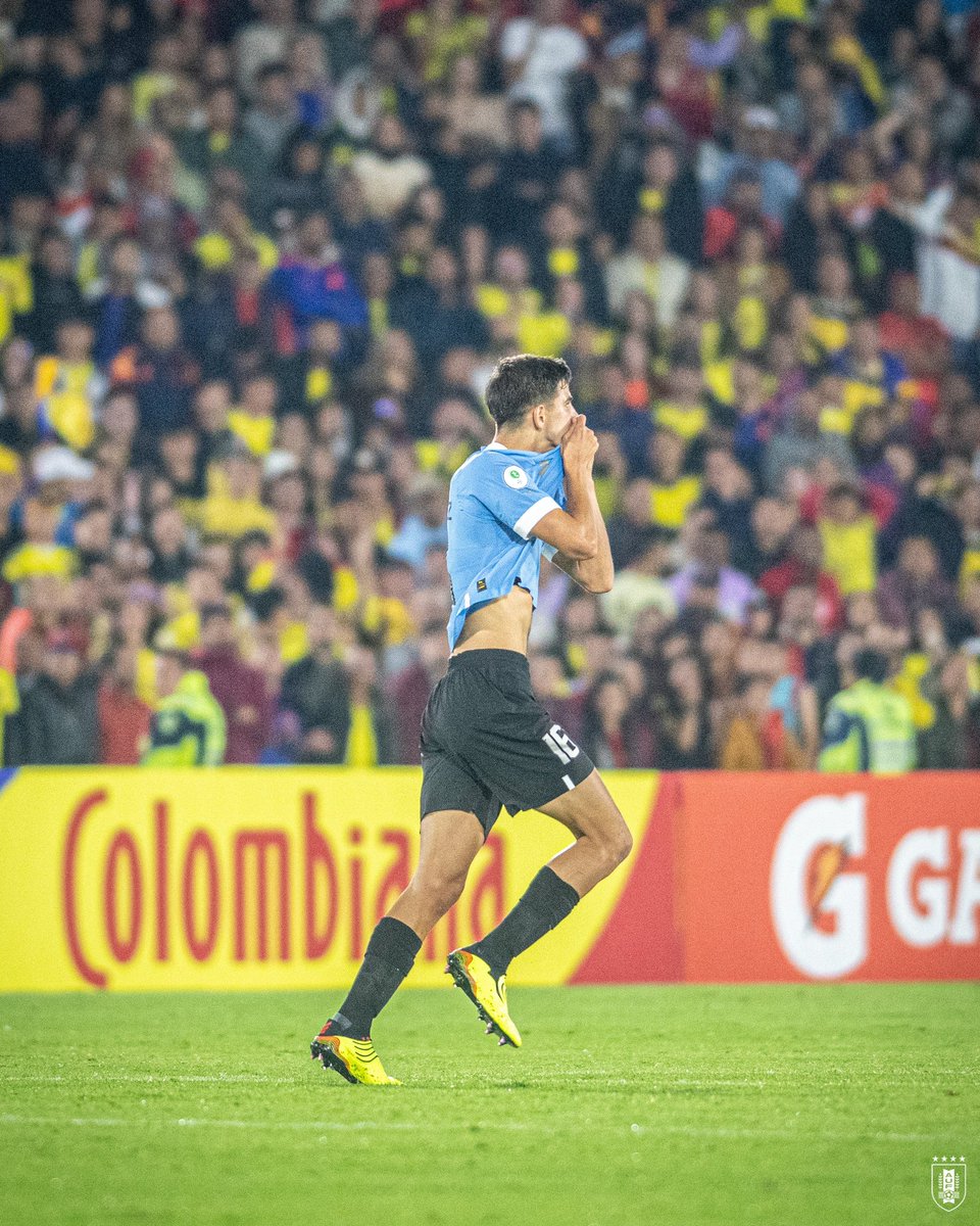 RodrigoRomano76's tweet photo. URUGUAY NO MAAAAA!!!!

Jugando de forma espectacular en el primer tiempo y defendiendo a morir como toda la vida tras el gol.

Vamo' los pibes!!!! Un paso más cerca. https://t.co/Fvz2zUmhIV