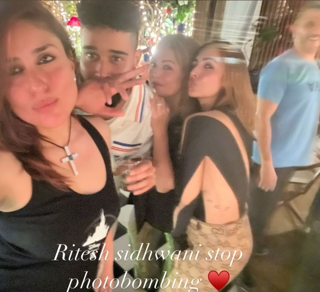 DelhiTimesTweet's tweet photo. #APDhillon in the house! 🎶💥
#KareenaKapoorKhan hosts a #birthday bash for #AmritaArora, @apdhillxn joins in
#Bollywood #InsidePics #Lollapalooza #MalaikaArora #KareenaKapoor #Kareena #HappyBirthdayAmu https://t.co/V5JOez0Jiv