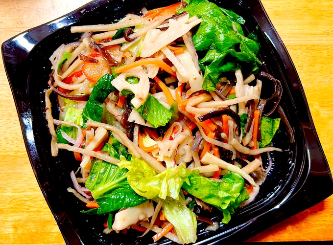 近所のスーパーのお惣菜のごぼうサラダ 
