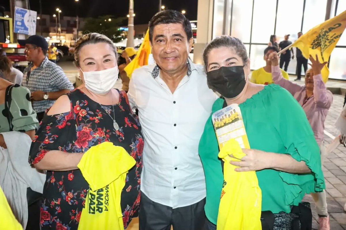 WilsonCanizares's tweet photo. Emotivo respaldo de los habitantes de Villa Club durante la activación que realizamos esta noche.
¡Gracias vecinos! Este domingo todos vamos a votar toditititito @La6Ecuador 
#ElNuevoDaule https://t.co/Ar5XKP2DhD