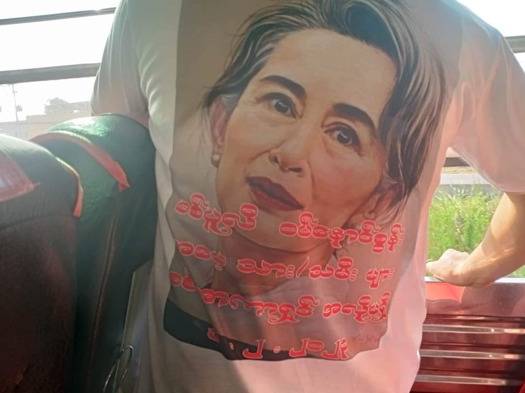 Chanapai247's tweet photo. Pro-democracy Burmese people in #Thailand are getting ready to hold a protest marking the 2nd anniversary of MILITARY COUP in Myanmar, in front of the embassies of Myanmar and UN. @UN 
#WhatsHappeningInMyanmar https://t.co/cvnnktkb9d