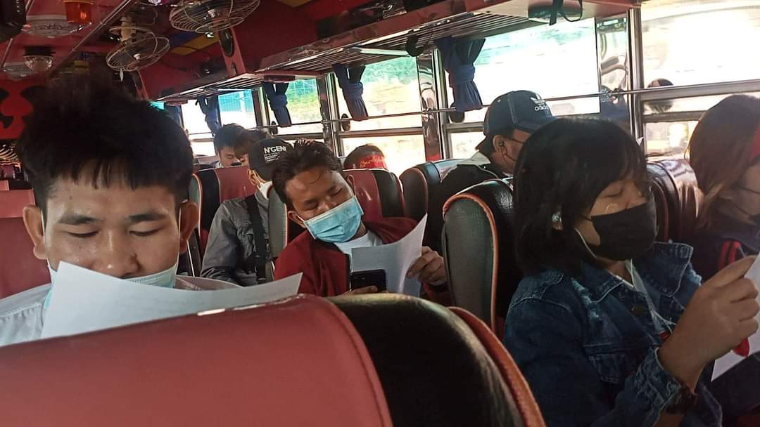 Chanapai247's tweet photo. Pro-democracy Burmese people in #Thailand are getting ready to hold a protest marking the 2nd anniversary of MILITARY COUP in Myanmar, in front of the embassies of Myanmar and UN. @UN 
#WhatsHappeningInMyanmar https://t.co/cvnnktkb9d