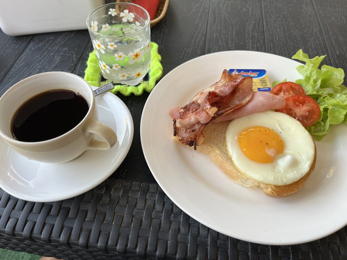 freeridehd's tweet photo. ABFで気になったお店Osure Coffeeに来て見た😇
場所はThepprasit 11のパクソイ
All..Day..Breakfastと看板が有るので期待😇
注文はセットの内容を紙にチェックして渡すだけ、後は飲み物の種類を伝える。
コーヒーはマシンでベーコンとトーストは美味かった😋
Total120Bで100B未満では無かった🥲
#Osure https://t.co/FQPb8B4x5l
