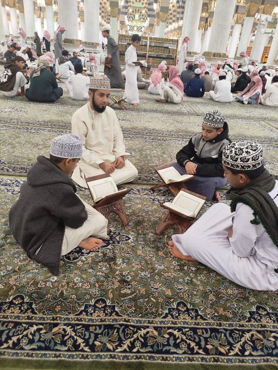 صور ومقاطع الطلبة العمانيين وهم يتحلقون حول موائد #القرآن الكريم في جنبات الحرمين الشريفين
يبعث على السعادة والتفاؤل والخير 
لن تخيب أمة جعلت كتاب ربها نبراسا ومنهج هداية
شكرا لكل من ضحى بوقته وماله لأجل الإشراف عليهم وتنشئتهم وتثقيفهم
اللهم زد هذا البلد أمنا وإيمانا