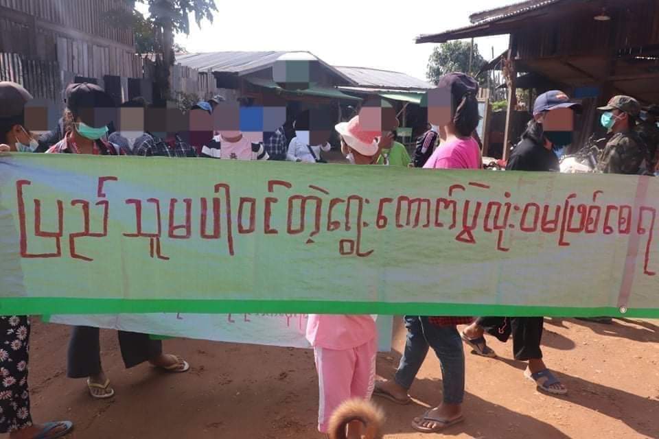 MannShein1's tweet photo. As rejecting #FascistSAC's sham election & SNA, Residents of the vlgs from #Sagaing DIV's #Homemalin tsp marched & protested on Jan31,escorting by HPDF. Slogan was"One Voice,One struggle, demolish bogus election".DVB
#CrimesAgainstHumanity
#2023Feb1Coup
#WhatsHappeningInMyanmar https://t.co/cIWJg3i0Oi