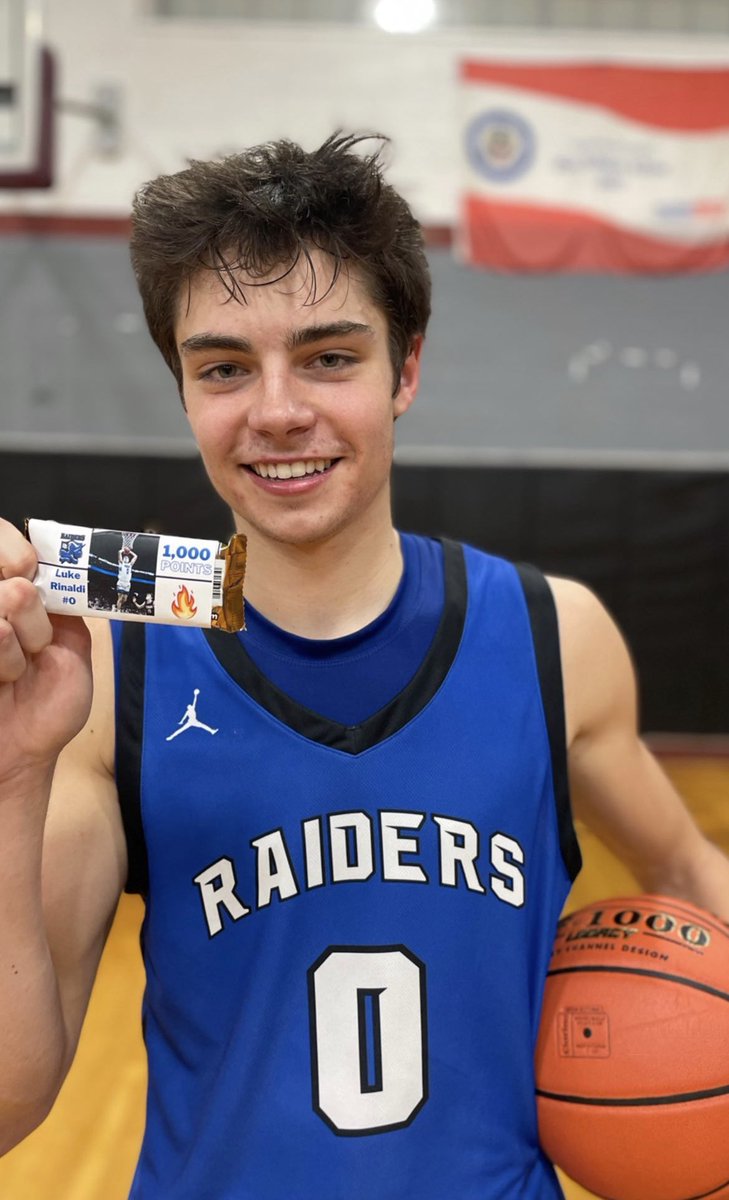 DSRaidersSports's tweet photo. When you become the tenth 1,000 point scorer in school history - you get your own candy bar 🍫 🏀 1️⃣0️⃣0️⃣0️⃣🔥 https://t.co/svtSnVOZWz