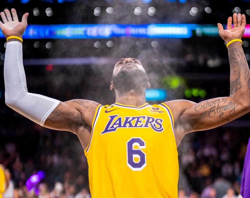 TheHoopCentral's tweet photo. LeBron James tonight:

28 Points
11 Assists
10 Rebounds

Triple-double in the Garden. 🔥 https://t.co/R5YDNGNwCk