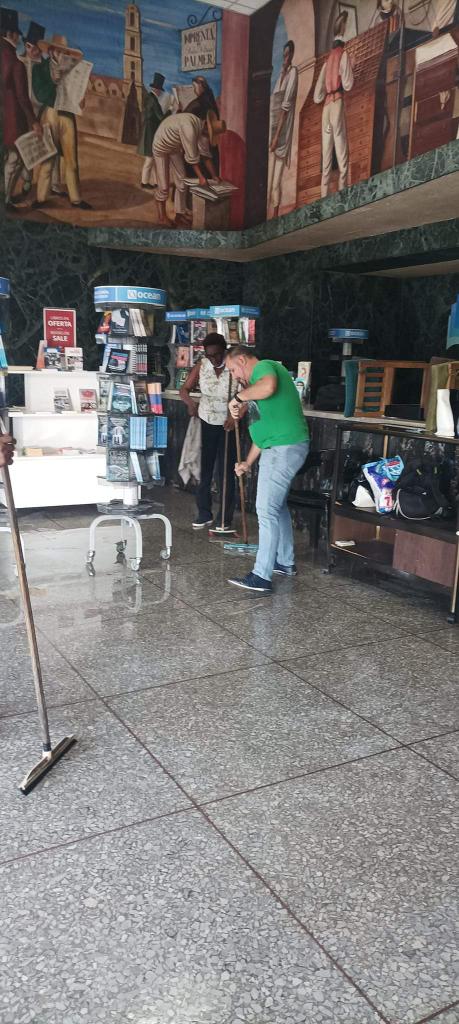 La #CasaEditoraAbril se prepara para la Feria Internacional del Libro de La Habana 2023. 
Trabajo Voluntario esta tarde en nuestra Librería Abril. 
<a href="/AlmaMater_Rev/">Revista Alma Mater</a> <a href="/JuventudTecnica/">Juventud Técnica</a> <a href="/SomosJovenesCu/">Somos Jóvenes</a> <a href="/caimanbarbudocu/">El Caimán Barbudo</a> <a href="/revistapionero/">Revista Pionero</a> <a href="/DrRobertoMOjeda/">Dr. Roberto Morales Ojeda</a> <a href="/RPolancoF/">Rogelio Polanco Fuentes</a> <a href="/JoelSuarezPelle/">Joel Suárez Pellé 🇨🇺</a>