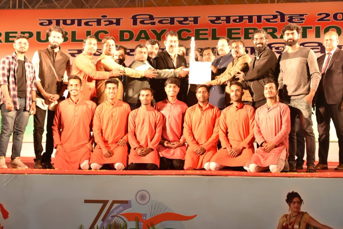 Bharat24Up's tweet photo. यूपी झांकी के लिए उत्तर प्रदेश को मिला पुरस्कार, नई दिल्ली में 26 जनवरी को हुई गणतंत्र परेड में यूपी की झांकी को जज कैटेगरी में तीसरा और पॉपुलर कैटेगरी में मिला दूसरा स्थान. 

#26JanuaryParade #Bharat24Digital 
@myogiadityanath @CMOfficeUP @journo_shishir @ShishirGoUP https://t.co/IBTaVFL538