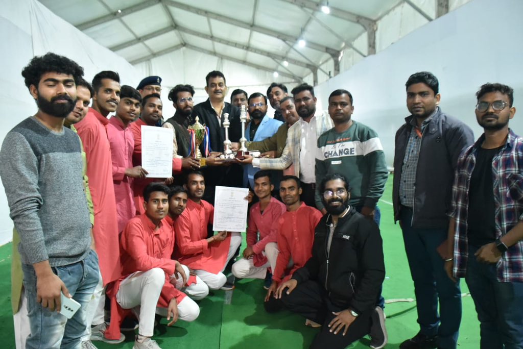 Bharat24Up's tweet photo. यूपी झांकी के लिए उत्तर प्रदेश को मिला पुरस्कार, नई दिल्ली में 26 जनवरी को हुई गणतंत्र परेड में यूपी की झांकी को जज कैटेगरी में तीसरा और पॉपुलर कैटेगरी में मिला दूसरा स्थान. 

#26JanuaryParade #Bharat24Digital 
@myogiadityanath @CMOfficeUP @journo_shishir @ShishirGoUP https://t.co/IBTaVFL538
