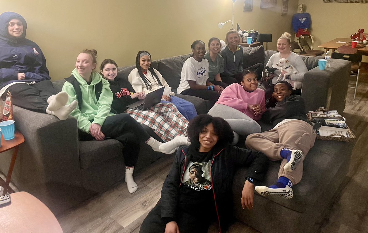 The JA Girls Basketball Team had a fantastic team dinner tonight. 🦅🏀