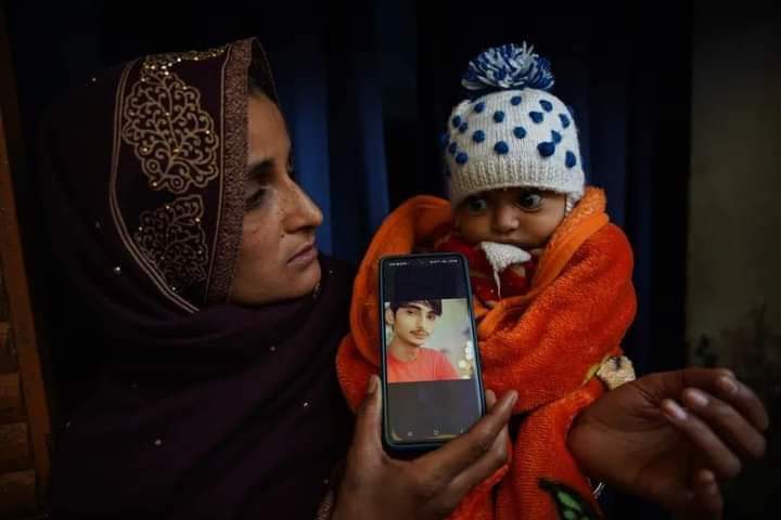 मेवात में 22 साल के वारिस को गुंडों ने पीट - पीटकर मा₹ डाला, वारिस की एक 3 महीने की बच्ची भी है...... दुआ है अल्लाह वारिस के घर वालों को सब्र दे 😢 <a href="/PMOIndia/">PMO India</a> <a href="/mlkhattar/">Manohar Lal</a>