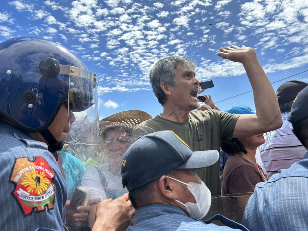 atm_philippines's tweet photo. TIGNAN: Nagkaroon ng tensyon sa pagitan ng mga kapulisan at sibuyanon defenders matapos tangkaing lumabas sa isinasagawang barikada kontra mina ang isang truck na may dalang nickel ores. 

agad namang naharang ng mga makakalikasang grupo ang truck. 

#NoToMiningInSibuyanIsland https://t.co/j6LVLJsBLR