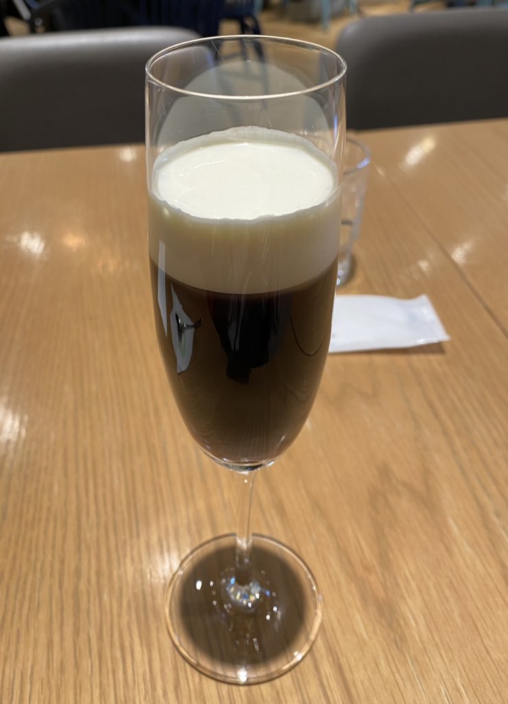 byassist's tweet photo. 銀座三越内の丸福珈琲店で
カフェ・アラネージュを頂く。
コーヒーの上に浮かぶ生クリームを
「ネージュ」は淡雪
「ア・ラ」は～風
と呼んだ一杯。 https://t.co/fobSkoF38b
