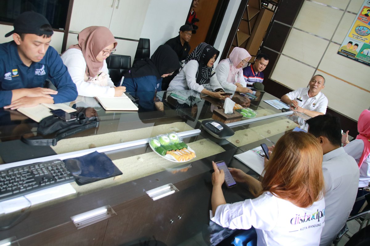 Bapak Camat Bojongloa Kaler menerima Kunjungan <a href="/disbudpar/">Disbudpar Kab. OKI</a>.bdg terkait dengat tindak lanjut usulan musrenbang tahun 2021 Pelatihan Managemen Sangar, dalam Hal ini jajaran <a href="/disbudpar/">Disbudpar Kab. OKI</a>.bdg melakukan Monitoring dan Evaluasi .
.
#senibudaya #sanggarseni #bandungjuara