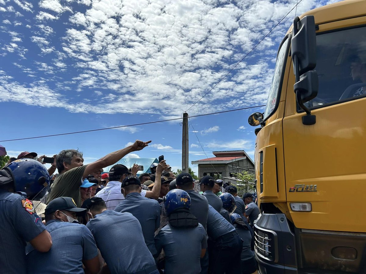 Jaketabara's tweet photo. Nagkaroon ng tensyon between police at Sibuyanon defenders matapos tangkaing lumabas sa isinasagawang barikada kontra mina ang isang truck na may dalang nickel ores. 

Agad namang naharang ng mga makakalikasang grupo ang truck. 

#Climate
#SaveSibuyan
#NoToMiningInSibuyanIsland https://t.co/0Ndq9OdrYt