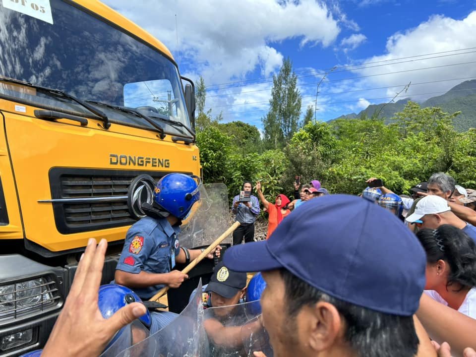 Jaketabara's tweet photo. Nagkaroon ng tensyon between police at Sibuyanon defenders matapos tangkaing lumabas sa isinasagawang barikada kontra mina ang isang truck na may dalang nickel ores. 

Agad namang naharang ng mga makakalikasang grupo ang truck. 

#Climate
#SaveSibuyan
#NoToMiningInSibuyanIsland https://t.co/0Ndq9OdrYt