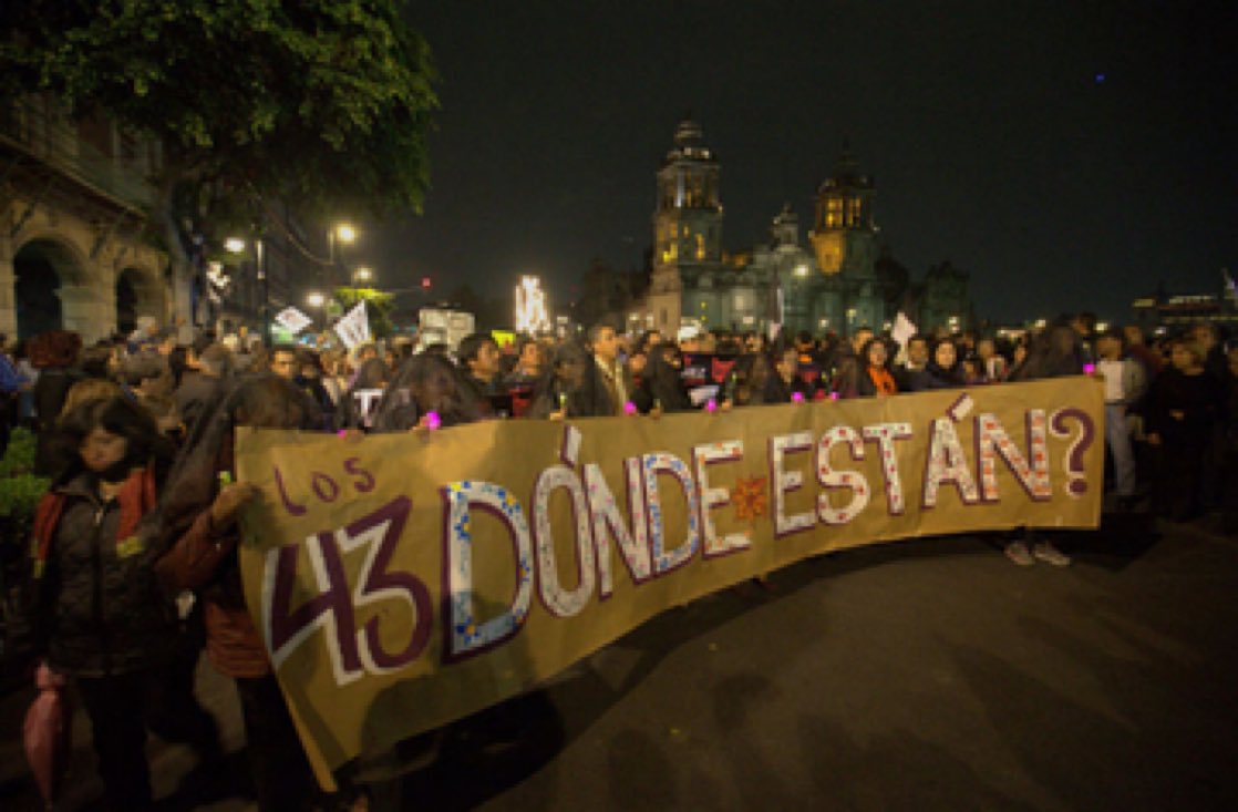 Ayotzinapa no fue un hecho aislado, fue parte de un patrón de corrupción y represión.
La desaparición de los 43 normalistas en Iguala sintetizó la descomposición del régimen político mexicano.
Somos memoria.
¡Empezamos PaseDeLista1al43 ahora!