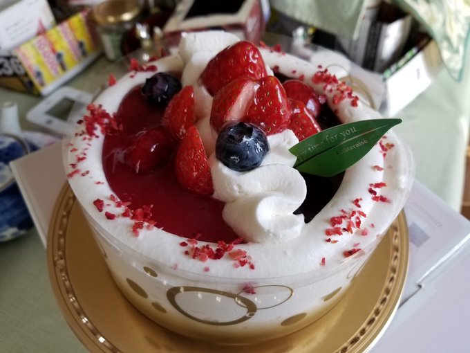 誕生日ですし、昼ごはんはホールケーキ買った
+。:.゜(*゜Д゜*)゜.:。+゜ 