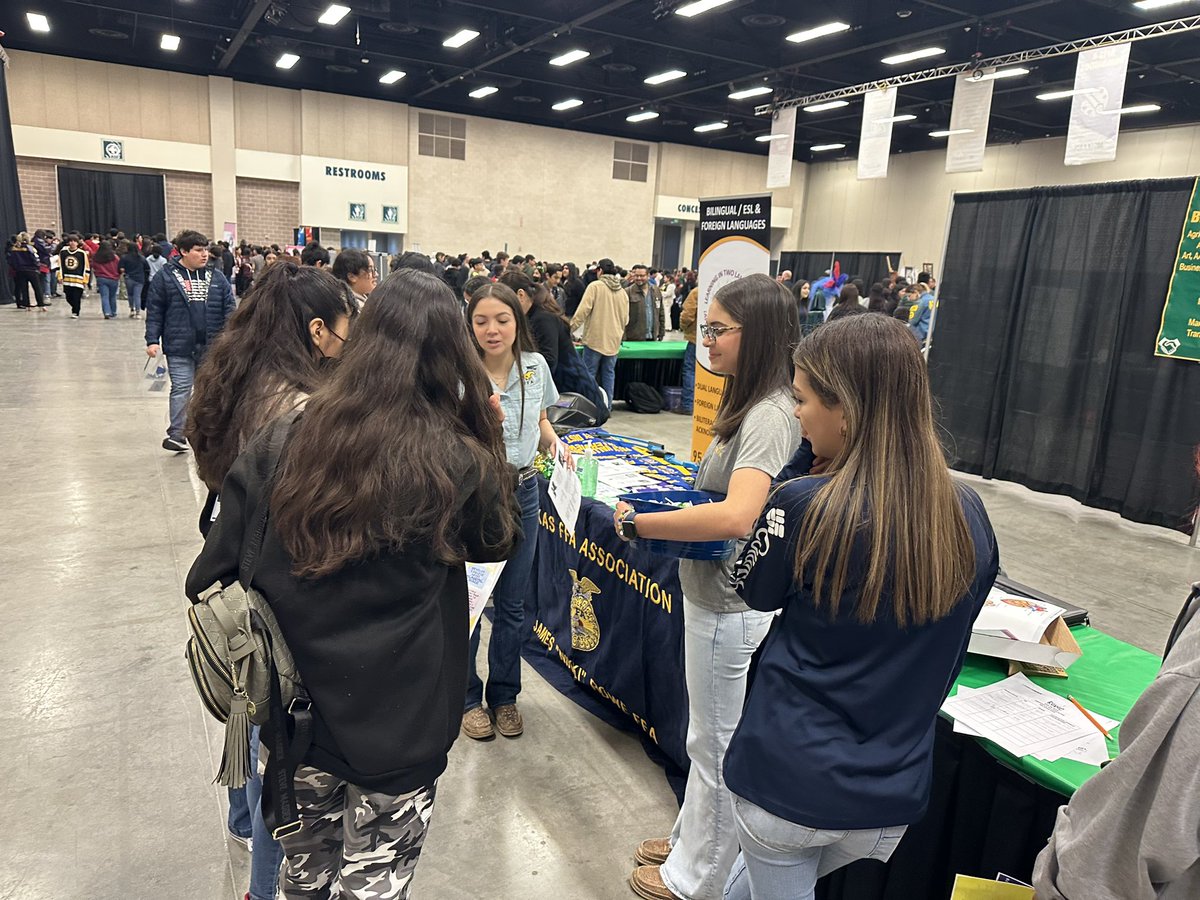 ag_rowe's tweet photo. Worked with an excellent group of leaders today recruiting for our agriculture programs district wide!! AGmazing!! @McAllenISDCTE @RoweCTE_CRivera https://t.co/b3u53HdCMz