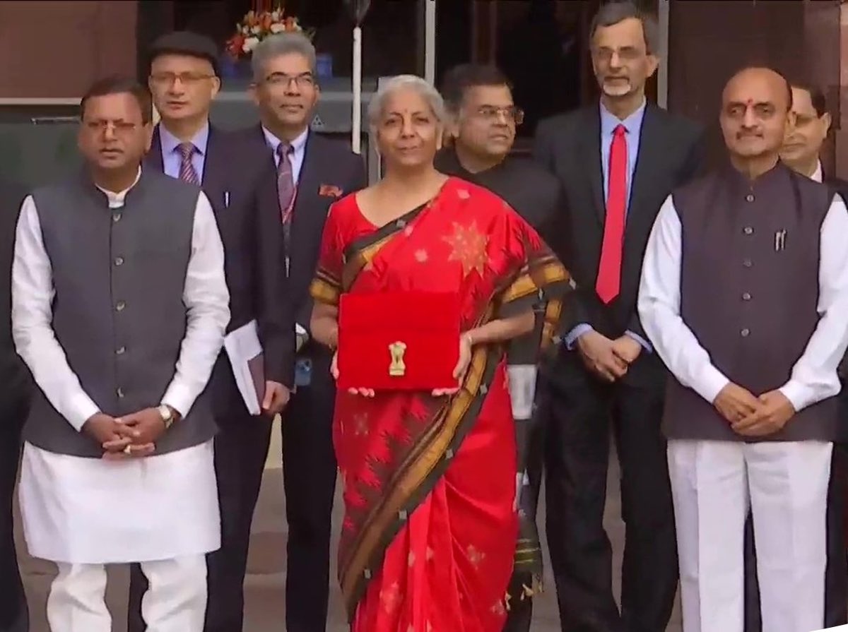 लाल देह लाली लसे अरु धरि लाल लंगूर 
बज्र देह दानव दलन जय जय जय कपि सूर 

#बजट2023