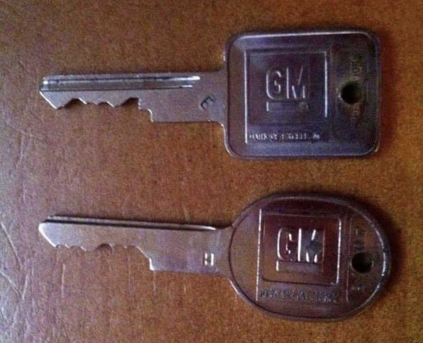 Acidic_Blonde's tweet photo. #DoesAnyoneRemember when you needed 2 keys for 1 car https://t.co/3rwjOByUkp