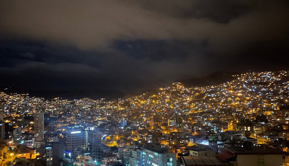 ivanariasduran's tweet photo. Las lluvias llegaron al municipio de #LPaz,es bendición pero también pone al #GAMLP en alerta.A las 22 horas, ladera este sufrió apagón de luces públicas por la caída de un rayo aparentemente. Se restablecieron minutos después. Se espera crecida de ríos.Cuidado en vías y puentes https://t.co/RZX9GClxwo