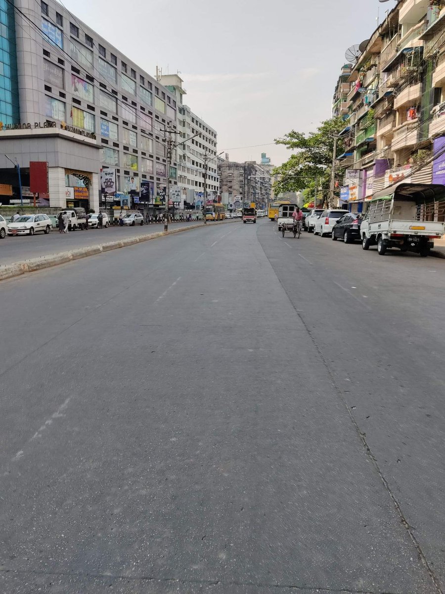 Khithitofficial's tweet photo. ရန်ကုန် အသံတိတ် သပိတ် စတင်နေပြီး လမ်းပေါ်တွင် နံနက် ၉ နာရီ ၄၀ မိနစ်မှစတင်၍ လူအသွားအလာနှင့်ကားများ ရှင်းသွာ
Read more->https://t.co/ZoDoXmJl44 https://t.co/sw3nuAkvf8