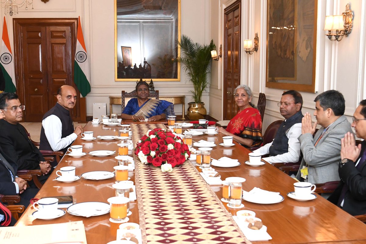 rashtrapatibhvn's tweet image. Union Minister of Finance and Corporate Affairs Smt Nirmala Sitharaman, MoS Dr Bhagwat Kishanrao Karad, MoS Shri Pankaj Chaudhary and senior officials of the Ministry of Finance called on President Droupadi Murmu at Rashtrapati Bhavan before presenting the Union Budget 2023-24.