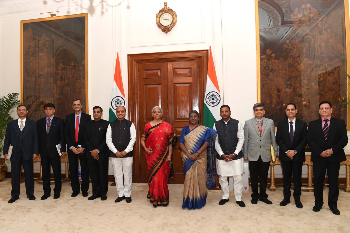 rashtrapatibhvn's tweet image. Union Minister of Finance and Corporate Affairs Smt Nirmala Sitharaman, MoS Dr Bhagwat Kishanrao Karad, MoS Shri Pankaj Chaudhary and senior officials of the Ministry of Finance called on President Droupadi Murmu at Rashtrapati Bhavan before presenting the Union Budget 2023-24.