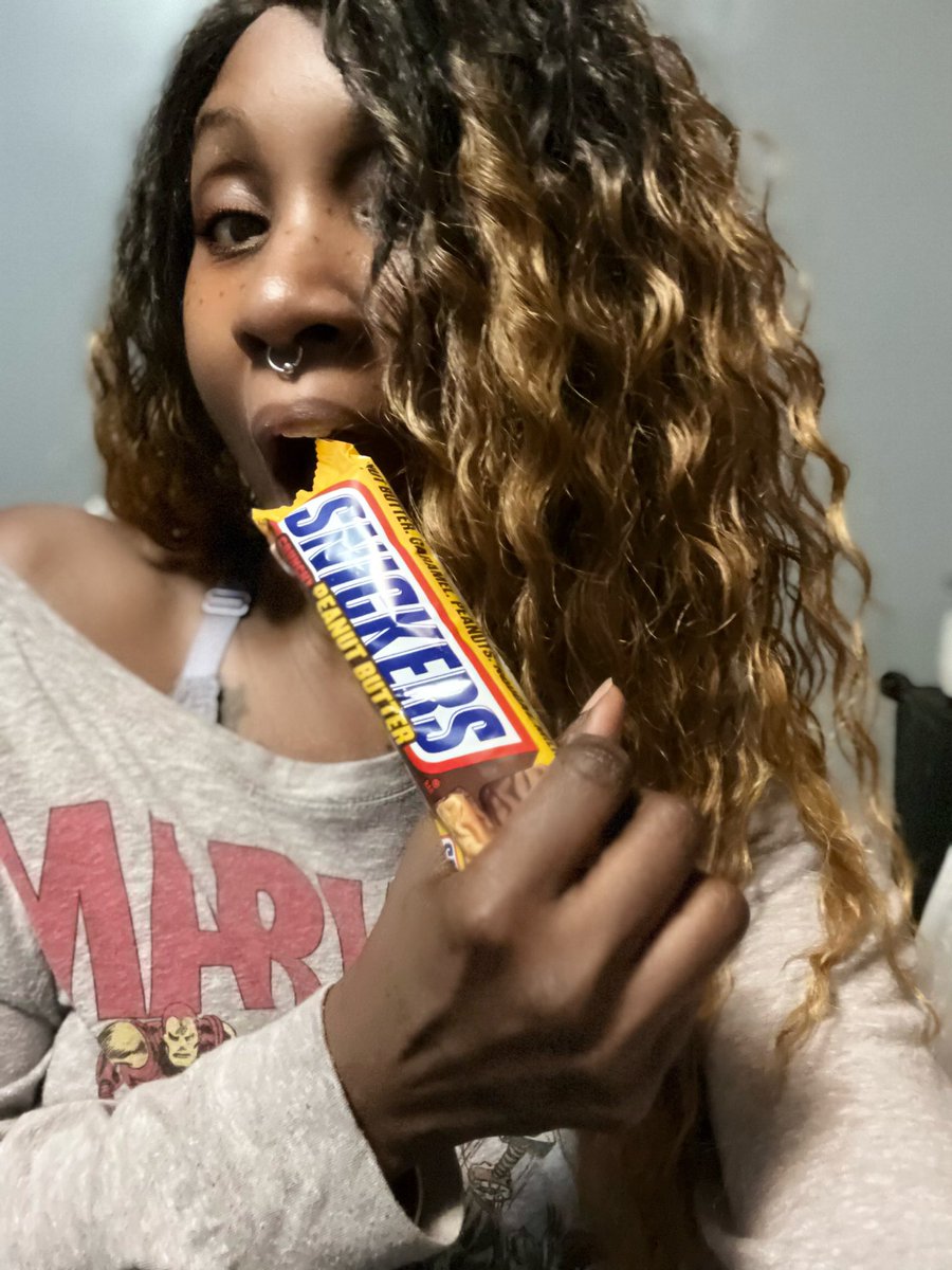 Thaoriginalgata's tweet photo. #eatasnickers !!! @SNICKERS https://t.co/OF9f5aQ5Sl