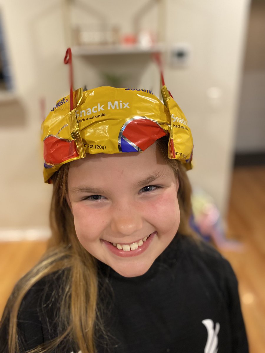 APrenguber's tweet photo. Appreciate ⁦@SouthwestAir⁩ flight crew making this girls 10th birthday a memorable one! https://t.co/vSZpv6SZR8