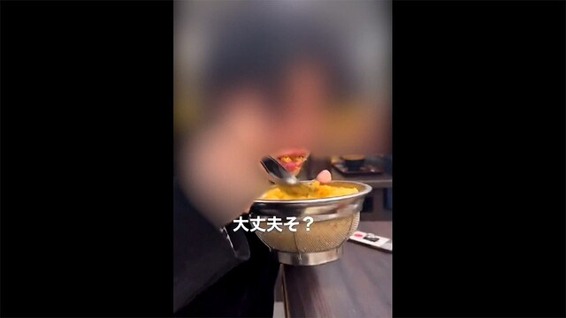 livedoornews's tweet photo. 【批判殺到】福岡・北九州「資さんうどん」店内で迷惑行為、共有スプーンで卓上の"天かす"食べる動画
https://t.co/XCI0CS5xEG

共用スプーンを使って天かすを食べ、ポーズを決める動画。運営会社は「把握している」とした上で、撮影の時期や場所など事実関係の特定を進めているという。 https://t.co/xuCKnqnXyk