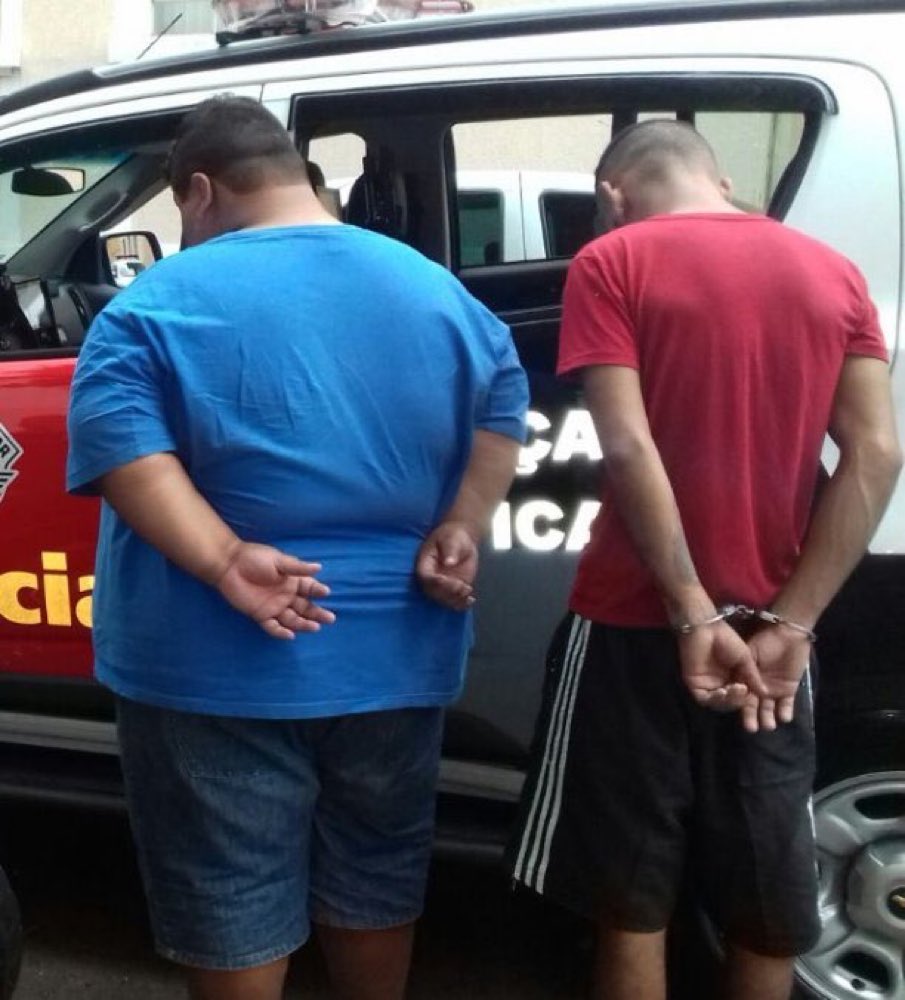 Yang turun Kelapangan, Ngerusak fasilitas Stadion Milik Pemda, Ngerusak Mobil Aset Negara dah 4 bulan ga ada yang ditangkap!!

Yang ngerusak Logo, dan ga ada korban jiwa dalam 2 hari langSUng diangkut..

Hukum emang tajam ke orang kecil..