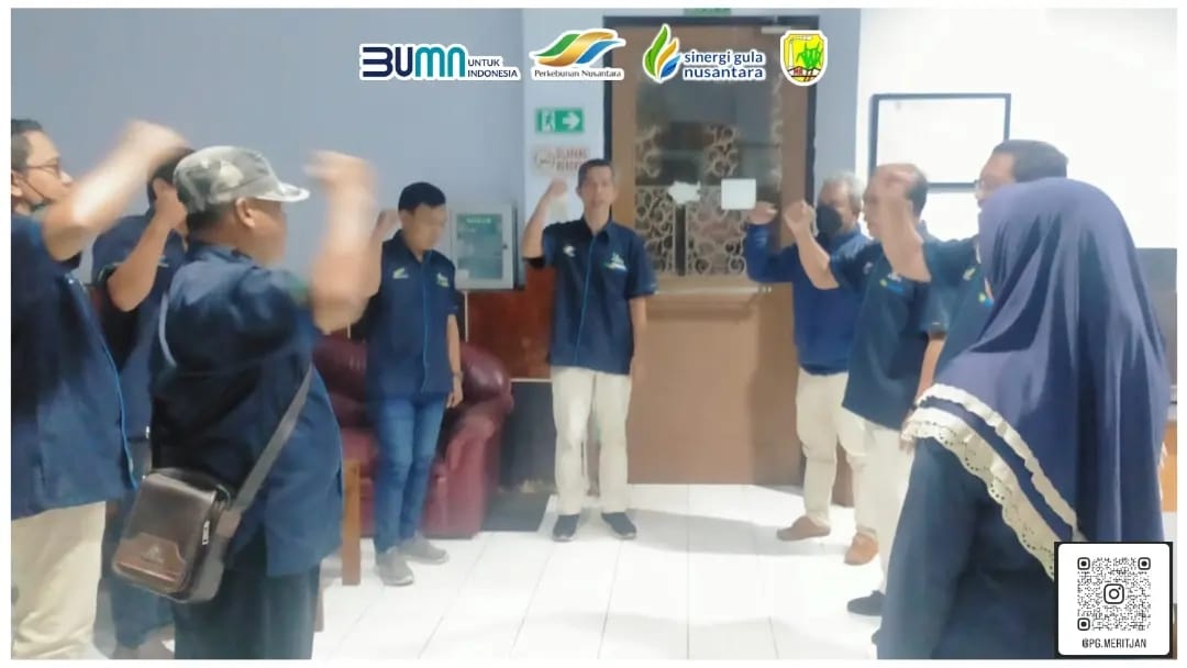 PgMeritjan's tweet photo. Briefing pagi yang dilakukan secara rutin sebelum melakukan aktivitas kerja oleh seluruh bagian Pabrik Gula Meritjan. 

> Bag. Quality Assurance

.. 
PG MERITJAN 
"SMALL is BEAUTIFUL"

Follow akun kami @pg.meritjan
Jangan lupa Like, Komen dan Share.
.. https://t.co/EywIIkm2D1