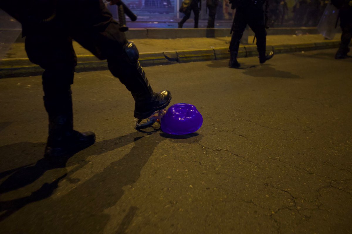 WaykaPeru's tweet photo. Represión sin sentido. Marcha se realizó de manera pacífica y logró acercarse al Congreso pero policía reprimió a ciudadanos que siguen protestando contra Dina Boluarte y el Congreso. Aprovechando la noche hubo detenciones y agresiones
Fotos: Juan Zapata @JuanZapata108/ Wayka https://t.co/guNTzZES79