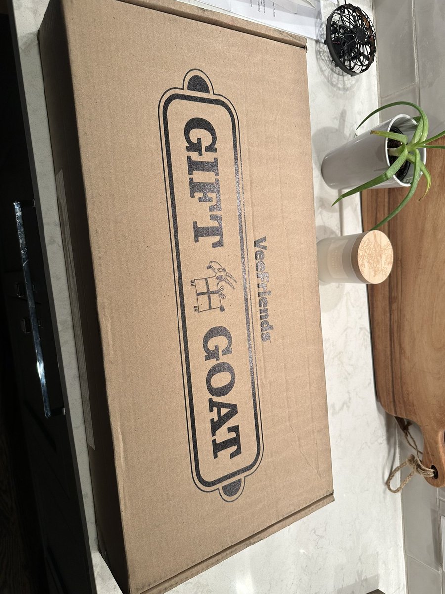 Look at this packaging.  The experience is certainly trending up. 

<a href="/veefriends/">VeeFriends 📍NSCC Booth #551</a> <a href="/garyvee/">Gary Vaynerchuk</a> #giftgoat