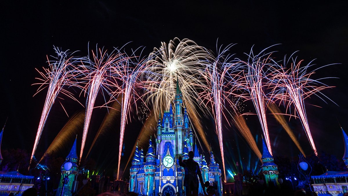 ChrisWhitePE's tweet photo. Final edit of the night, one of my favorite shots from my trip, maybe one of my best ever. #waltdisneyworld #magickingdom #nikon #tamron #mefoto https://t.co/HsJYTVCyXa