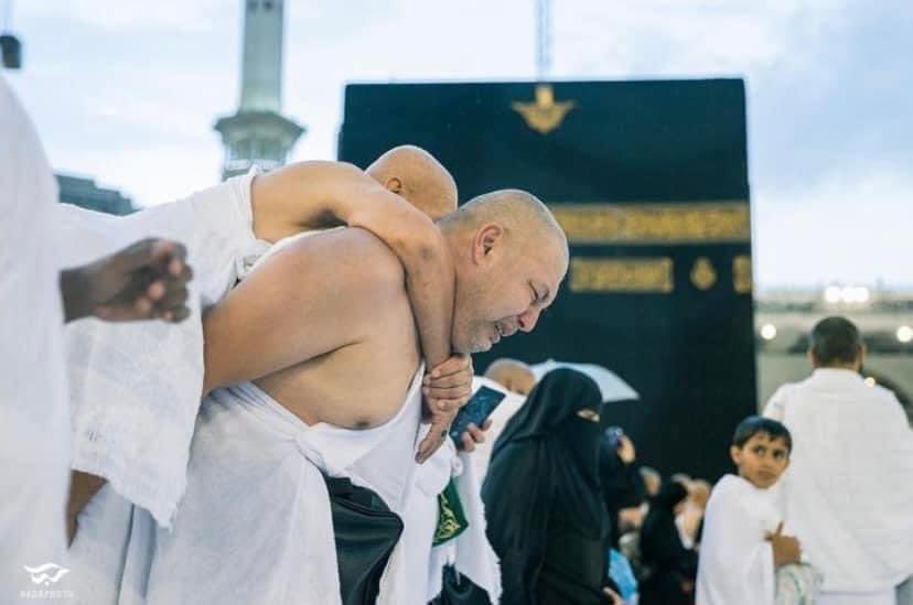K_Yass98's tweet photo. 7 tours de la Kaaba avec sont père sur le dos 🤲🏻🕋 https://t.co/zGAOliLTmz