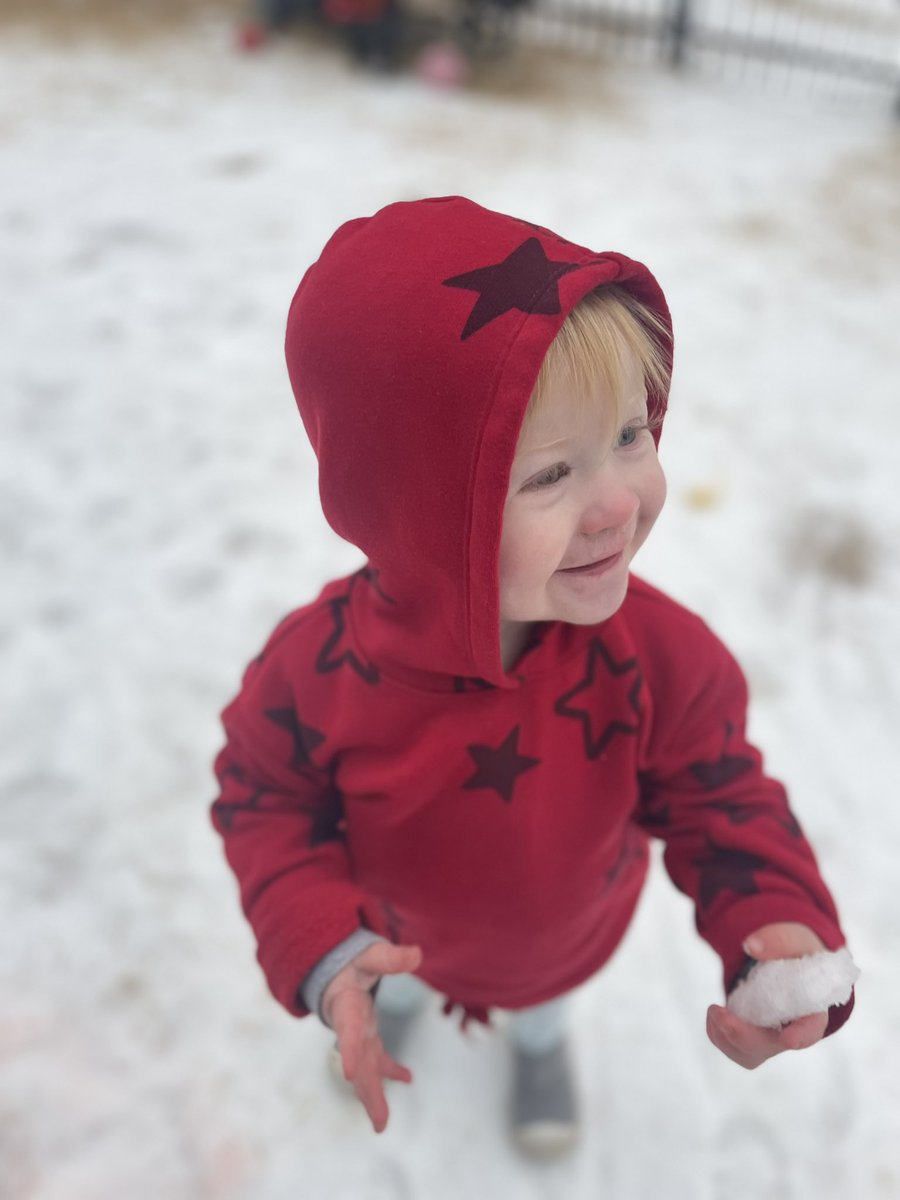 summertweets's tweet photo. @wfaaweather Baby Asa won’t wear gloves and only wants to eat the ice! https://t.co/juu4oKDuEv
