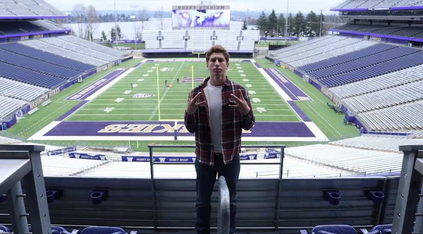 Thank you <a href="/CoachLeeMarks/">Lee Marks</a> for showing me around <a href="/UW_Football/">Washington Football</a> this past weekend 🟣⚪️