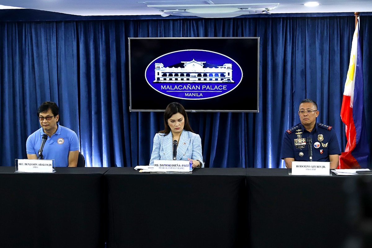 pnagovph's tweet photo. COURTESY RESIGNATION UPDATE. @DILGPhilippines Secretary Benjamin Abalos Jr. and PNP)chief Gen. Rodolfo Azurin Jr. hold a briefing for the Malacañang Press Corps (MPC) on Wednesday (Feb. 1, 2023). | PNA photos Alfred Frias https://t.co/GXHgyDz8pL
