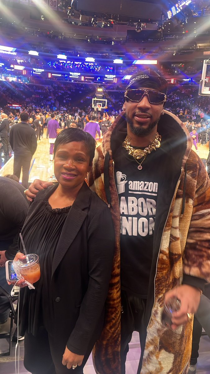 Took my mom to see her guy <a href="/KingJames/">LeBron James</a> tonight HBD 🥳 🖤🤞🏽