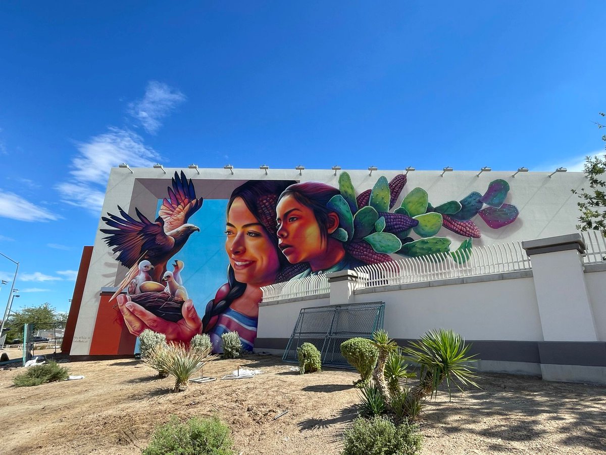 Relaciones Exteriores (@sre_mx) on Twitter photo 📸 Hoy, la alcaldesa de Las Vegas, Nevada, Carolyn Goodman (<a href="/mayoroflasvegas/">Shelley Berkley</a>), otorgó el premio de diseño urbano (Mayor's Urban Design Award, MUDA) a la artista mexicana Adry del Rocío, por el mural que elaboró en el Centro Comunitario del Este de Las Vegas.
🇲🇽🤝🇺🇸
🧵 📸 Hoy, la alcaldesa de Las Vegas, Nevada, Carolyn Goodman (<a href="/mayoroflasvegas/">Shelley Berkley</a>), otorgó el premio de diseño urbano (Mayor's Urban Design Award, MUDA) a la artista mexicana Adry del Rocío, por el mural que elaboró en el Centro Comunitario del Este de Las Vegas.
🇲🇽🤝🇺🇸
🧵