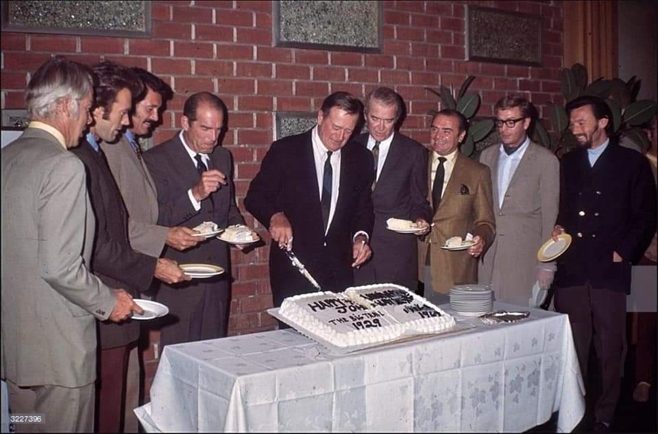 🌟 🎂 🎈🎉 Now that's a lot of Star power for a birthday celebration in 1969 for #JohnWayne. #LeeMarvin, #ClintEastwood, Rock Hudson, #FredMcMurray, #JamesStewart, #ErnestBorgnine, #MichaelCaine and Lawrence Harvey. The original Expendables? Quite a sight.

#Birthday #Hollywood