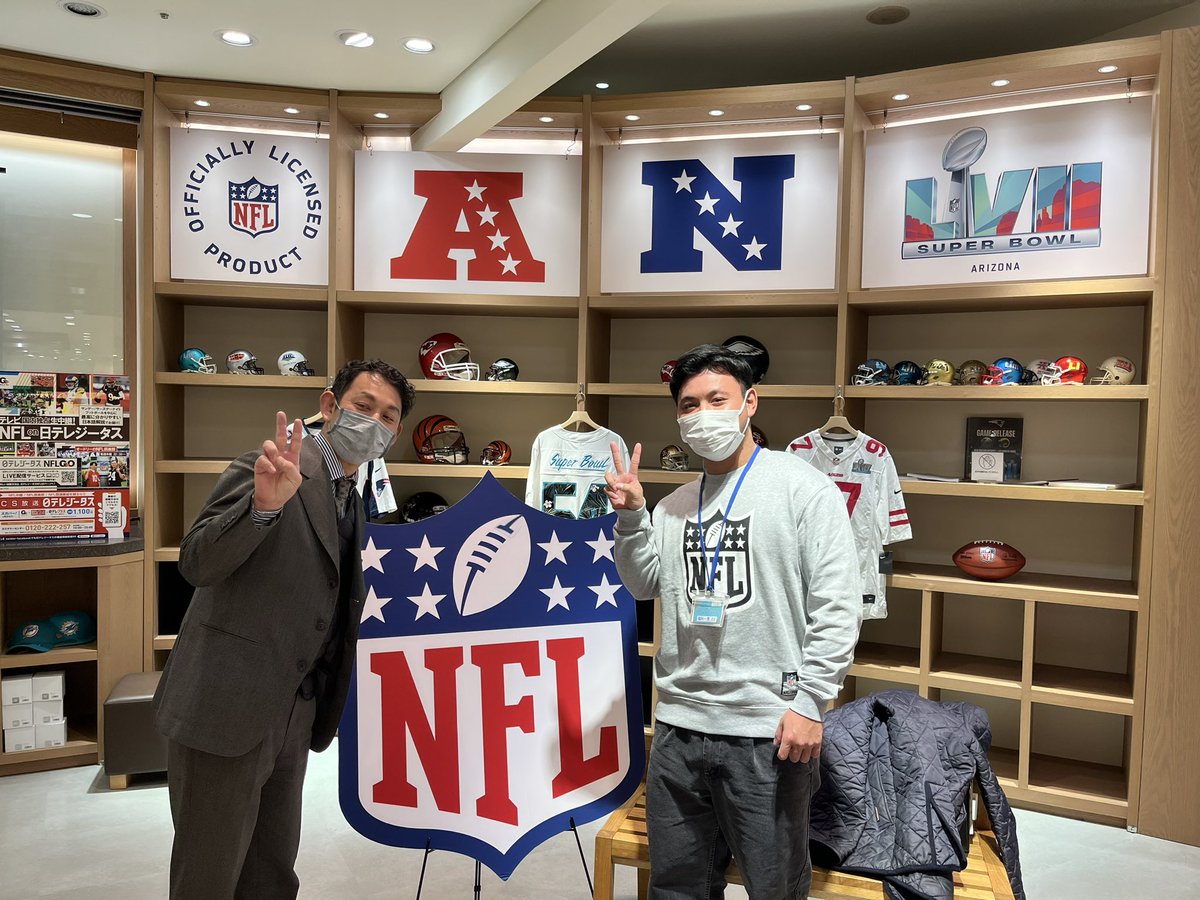 NFL32mania's tweet photo. きましたー。大阪ルクアイーレ4F。
NFLショップ。
チーフスのトレーナー買いましたよー。
僕は左の人です。
#nfl #nfljapan #nflfootball #americanfootball #football #sport #nflblog https://t.co/5JZqYVdQns
