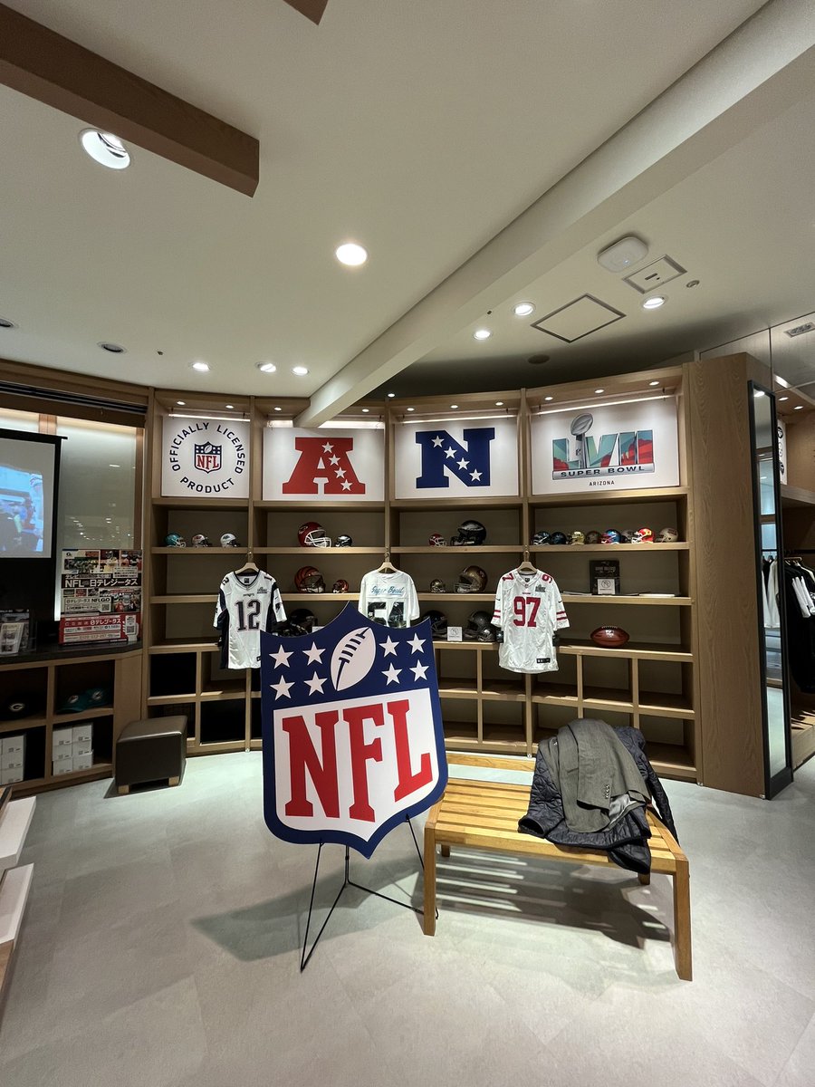 NFL32mania's tweet photo. きましたー。大阪ルクアイーレ4F。
NFLショップ。
チーフスのトレーナー買いましたよー。
僕は左の人です。
#nfl #nfljapan #nflfootball #americanfootball #football #sport #nflblog https://t.co/5JZqYVdQns