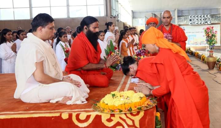 सामर्थ्य सेवा में लगाने से हमारे पुण्य बढ़ जाते हैं। यही हमारी संस्कृति और परम्परा हैं। जो व्यक्ति ऐसा जीवन जीता हैं। उसका जीवन दिव्य, महान, यशश्वी और सर्वलोकहितकारी बन जाता हैं।
#Yogamaya_karnataka_abhiyan
<a href="/yogrishiramdev/">स्वामी रामदेव</a> <a href="/Patanjalism/">Patanjali Social media</a> <a href="/pyptharidwar/">Patanjali Yogpeeth, Haridwar</a>